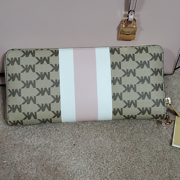 MK Wallet - Picture 3 of 6